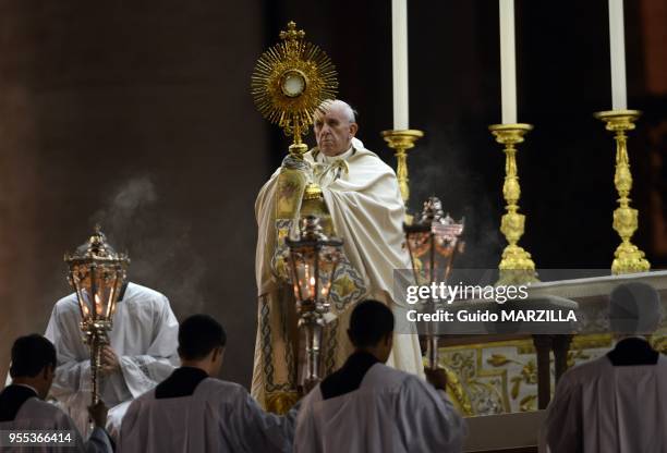 Le Pape Francois dirige une grande veillee de priere pour la paix en Syrie sur la place Saint-Pierre au Vatican le 7 septembre 2013 a l'issue d'une...