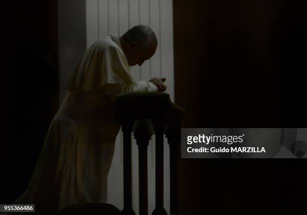 Le Pape Francois dirige une grande veillee de priere pour la paix en Syrie sur la place Saint-Pierre au Vatican le 7 septembre 2013 a l'issue d'une...