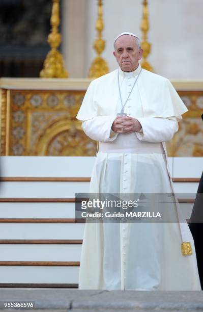 Le Pape Francois dirige une grande veillee de priere pour la paix en Syrie sur la place Saint-Pierre au Vatican le 7 septembre 2013 a l'issue d'une...