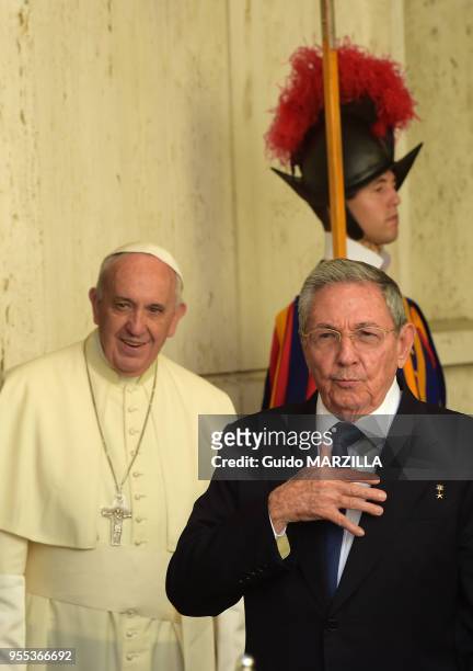 Le président cubain Raul Castro a rencontré le pape François au Vatican le 10 mai 2015 et l'a remercié pour sa médiation entre Cuba et les...