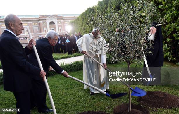 Le pape François et les présidents israelien et palestinien, Shimon Peres et Mahmoud Abbas ont participe à une cérémonie d'invocation pour la paix au...