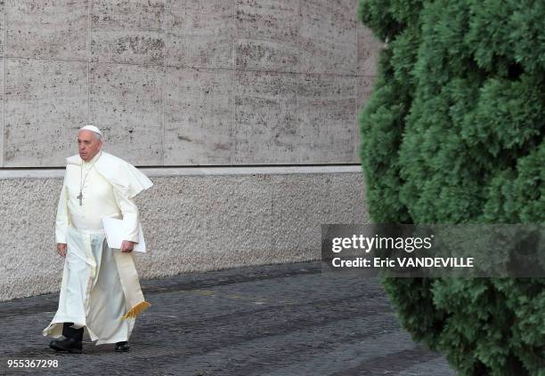 Le pape François arrivant au synode historique sur la famille, demandant aux évêques de trouver des solutions ouvertes et souples permettant...