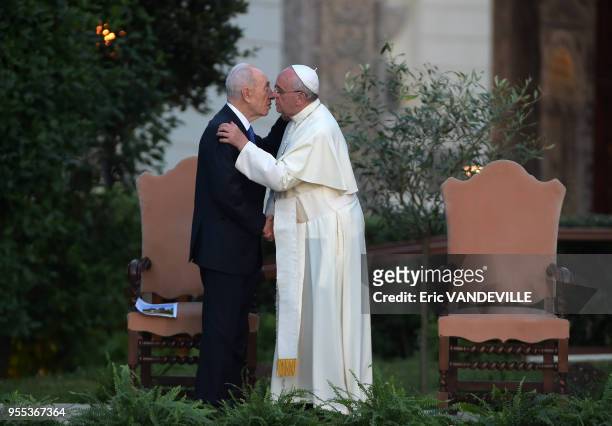 Le pape François et les présidents israelien et palestinien, Shimon Peres et Mahmoud Abbas ont participe à une cérémonie d'invocation pour la paix au...