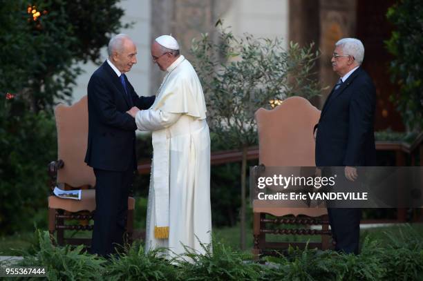 Le pape François et les présidents israelien et palestinien, Shimon Peres et Mahmoud Abbas ont participe à une cérémonie d'invocation pour la paix au...