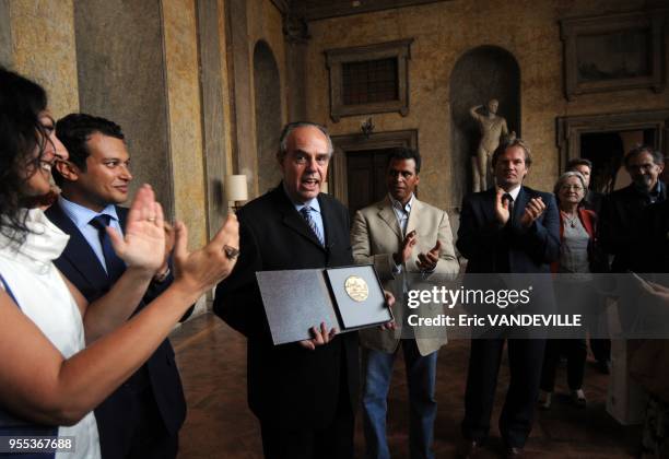 Deux semaines apres sa nommination au gouvernement, Frederic Mitterrand est revenu a Rome accomplir un acte officiel : son dernier en tant que...