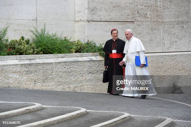 Le pape François a participé à la première session du synode consacré à la famille au Vatican le 5 octobre 2015. A son côté le cardinal Colombien...