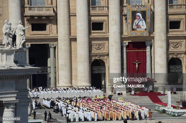 Le pape François a �élevé Mère Teresa, qui a consacré sa vie au service des plus pauvres et des plus démunis en Inde, au rang de sainte, pendant une...