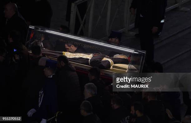 La dépouille de Padre Pio arrive en procession sur la place Saint-Pierre pour être exposée dans un cercueil de plexiglas à l?intérieur de la...