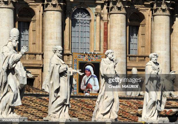 Le pape François a élevé Mère Teresa, qui a consacré sa vie au service des plus pauvres et des plus démunis en Inde, au rang de sainte, pendant une...