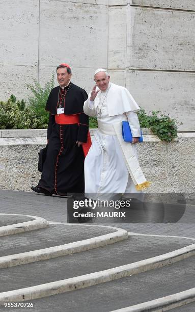 Le pape François a participé à la première session du synode consacré à la famille au Vatican le 5 octobre 2015. A son côté le cardinal Colombien...