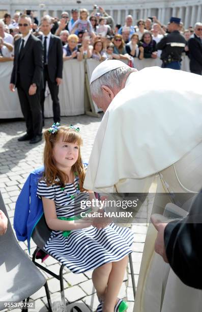 Lizzy Myers, une Américaine de 5 ans atteinte d'une maladie génétique rare qui va la rendre aveugle, a rencontré le pape François à la fin de...