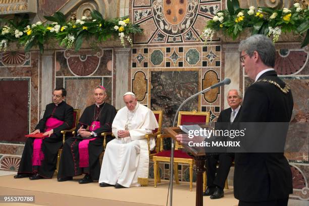 Le pape François a reçu le Prix Charlemagne lors d?une cérémonie au Vatican le 6 mai 2016. Le prix lui a été remis par Marcel Philipp ,maire d'Aix...