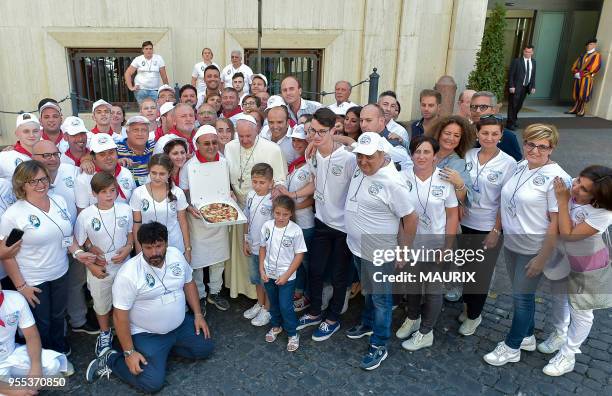 Le pape François a offert un déjeuner à base de pizzas napolitaines à 1500 personnes sans ressources, venues de toute l'Italie pour s'attabler au...