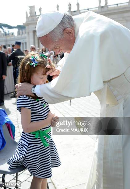 Lizzy Myers, une Américaine de 5 ans atteinte d'une maladie génétique rare qui va la rendre aveugle, a rencontré le pape François à la fin de...