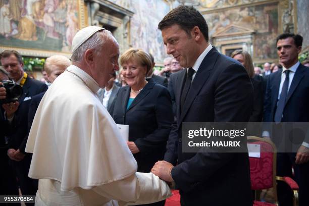 Le pape François salue le premier ministre italien Matteo Renzi après avoir reçu le Prix Charlemagne lors d?une cérémonie au Vatican le 6 mai 2016....