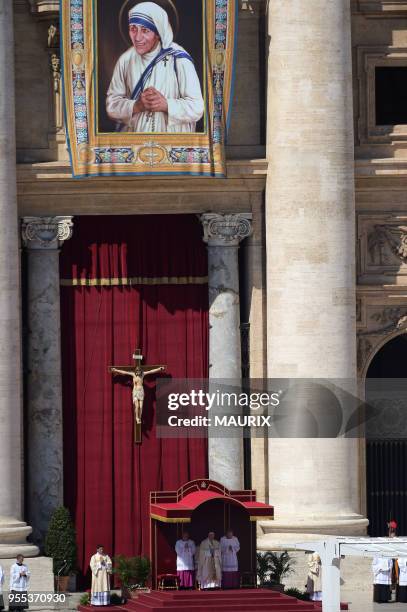 Le pape François a élevé Mère Teresa, qui a consacré sa vie au service des plus pauvres et des plus démunis en Inde, au rang de sainte, pendant une...