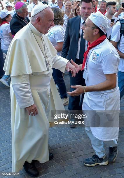 Le pape François a offert un déjeuner à base de pizzas napolitaines à 1500 personnes sans ressources, venues de toute l'Italie pour s'attabler au...