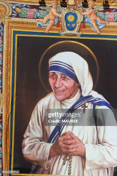 Le pape François a élevé Mère Teresa, qui a consacré sa vie au service des plus pauvres et des plus démunis en Inde, au rang de sainte, pendant une...