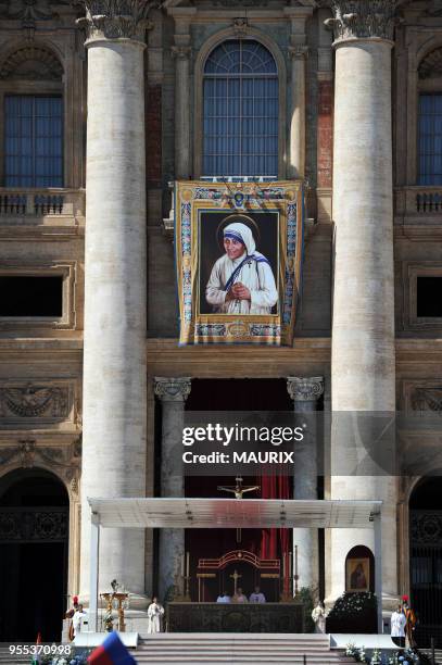 Le pape François a élevé Mère Teresa, qui a consacré sa vie au service des plus pauvres et des plus démunis en Inde, au rang de sainte, pendant une...