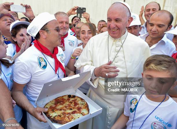 Le pape François a offert un déjeuner à base de pizzas napolitaines à 1500 personnes sans ressources, venues de toute l'Italie pour s'attabler au...