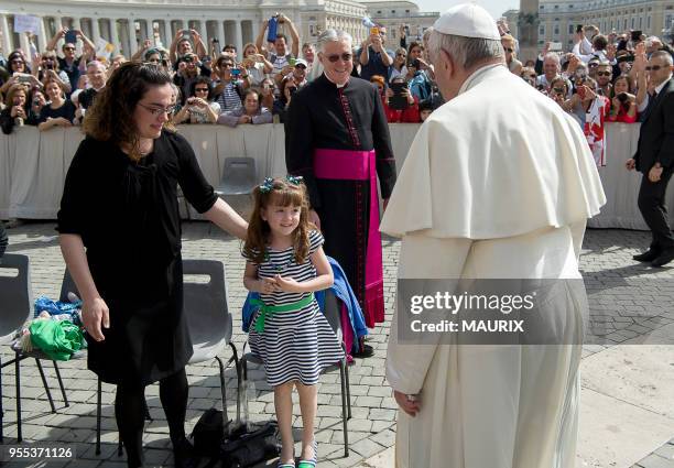 Lizzy Myers, une Américaine de 5 ans atteinte d'une maladie génétique rare qui va la rendre aveugle, a rencontré le pape François à la fin de...