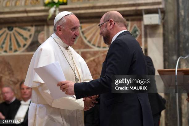 Le pape François salue le President du parlement européen Martin Schulz après avoir reçu le Prix Charlemagne lors d?une cérémonie au Vatican le 6 mai...