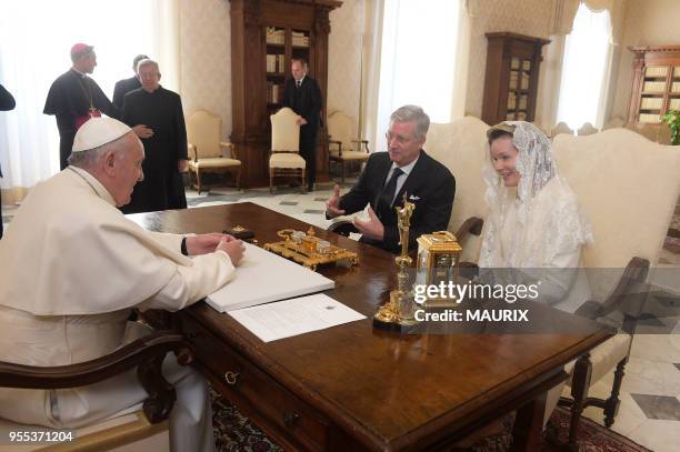 Le pape François a reçu en audience privée le roi Philippe et la reine Mathilde de Belgique le 9 mars 2015 au Vatican. Les souverains belges ont...