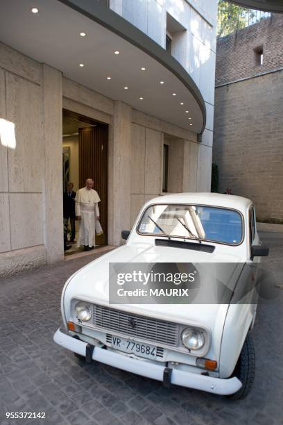 Un pretre du nord de l'Italie, proche des pauvres, a offert sa vieille Renault 4L dans laquelle il a accompli tout son sacerdoce au Pape Francois le...