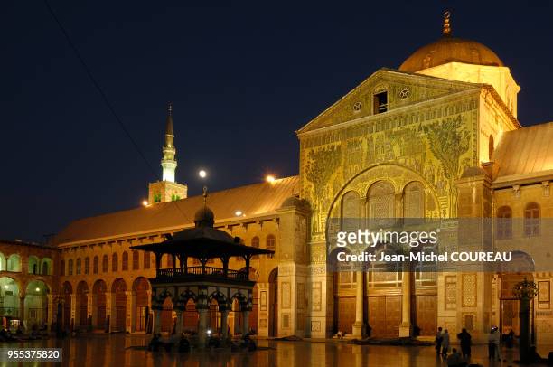 En 705, le calife Omeyyade Walid 1er fait construire cette mosquée sur les emplacements de l'église Saint Jean Baptiste et d'une modeste mosquée...