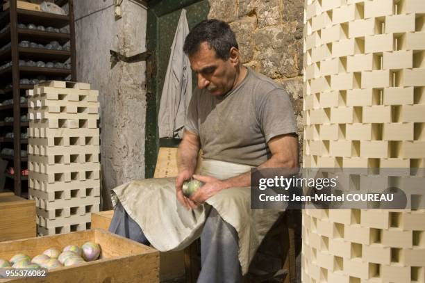 Mahmoud Charkass, savonnier de père en fils, réalise un savon rond entre deux tours de savons qui sèchent. C'est dans le Khan des Egyptiens de...