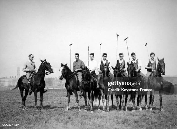 Portrait de l'équipe de polo d'Harvard et leur entraîneur, à Fort Hamilton, dans l'état de New York, aux Etats-Unis.