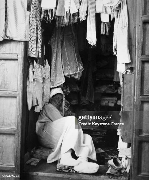 Un commerçant allongé sur le seuil de son étal au marché à Tanger, Maroc.