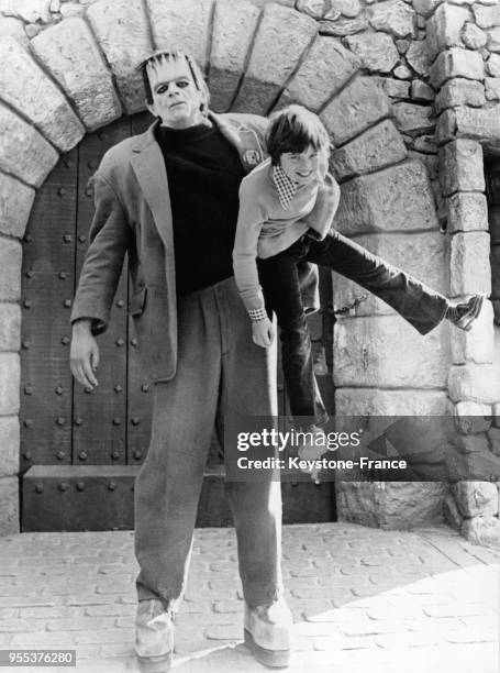 Jeune enfant dans les bras de Frankenstein lors d'une visite aux studios Universal à Hollywood, Los Angeles, en Californie aux Etats-Unis.