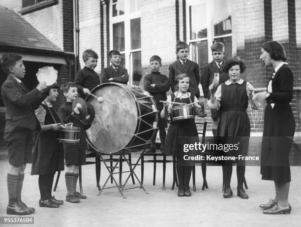 Des élèves sourds et muets d'un établissement spécialisé jouent de la musique avec leurs instruments dans un orchestre sous la direction d'une...