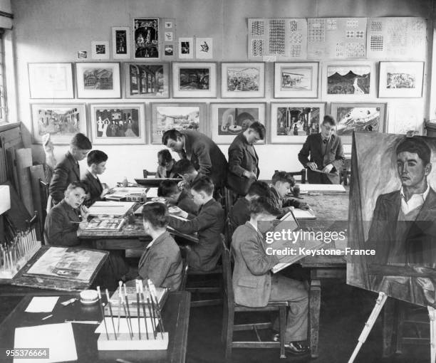 Leçon de peinture dans l'atelier d'Epsom College, à Epsom, Royaume-Uni.