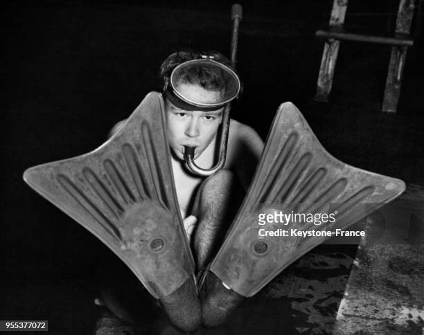 Un jeune Ecossais équipé de palmes, d'un tuba et d'un masque de plongée à la piscine d'un club écossais à Glasgow, Royaume-Uni.