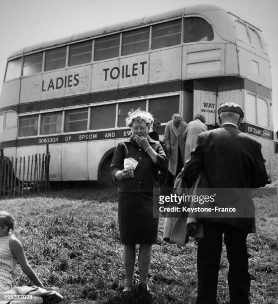 Un autobus à impériale transformé en toilettes pour femmes lors du Derby d'Epsom, à Epsom, Royaume-Uni.