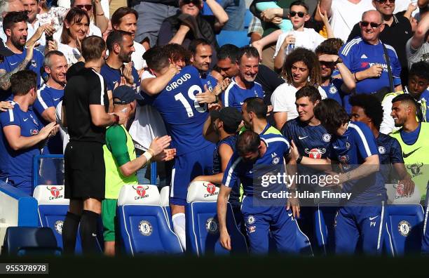 Olivier Giroud of Chlesea celebrates scoring with David Luiz during the Premier League match between Chelsea and Liverpool at Stamford Bridge on May...