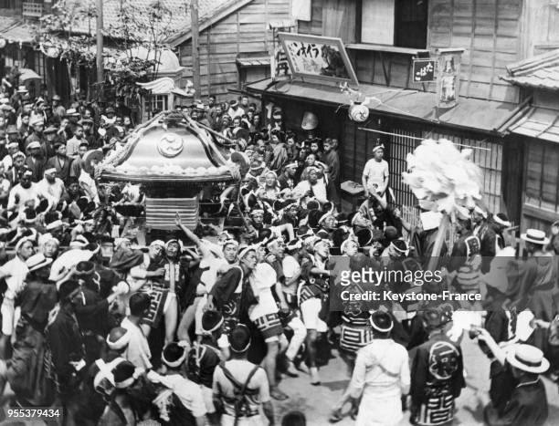 Pendant une fête religieuse, les fidèles d'un temple renommé transportent dans les rues de la ville le 'Mikoshi' ou 'l'âme du temple', à Tokyo, Japon.