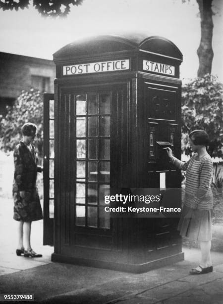 Nouveau kiosque-bureau de poste avec un distributeur automatique de timbres et de cartes postales et utilisé également comme boite aux lettres ou...