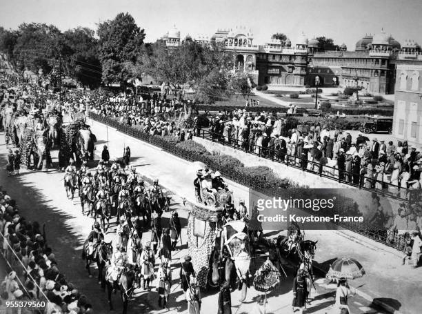 Somptueux cortège du Vice-Roi et de la Vice-Reine des Indes reçus fastueusement par le maharadja de Bikaner à l'occasion des 50 ans de règne du...