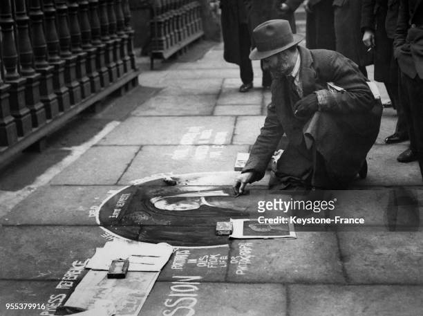 Homme reproduisant sur le trottoir le tableau d'un vieux Maître hollandais à Trafalgar Square, Londres, Royaume-Uni.