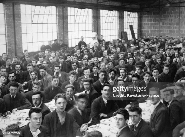 Les mineurs au chômage prennent leur repas à la cantine d'un centre de formation gouvernementale, à Londres, Royaume-Uni.