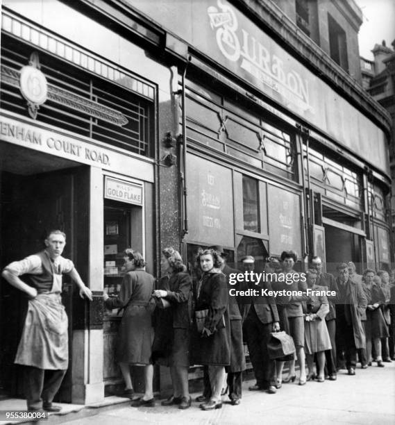 File d'attente devant un buraliste à Londres, Royaume-Uni.