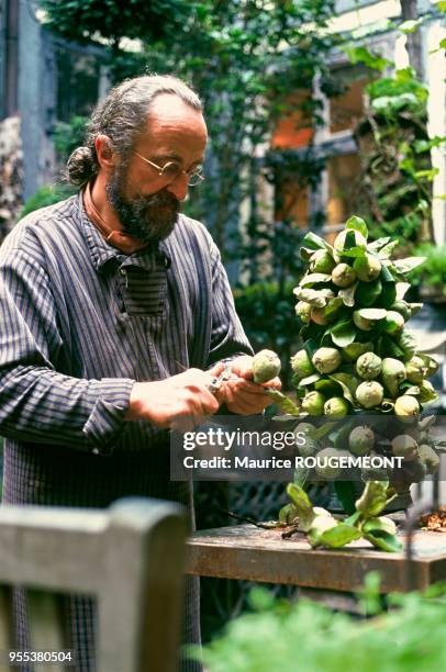 Tage ANDERSENLE, star florist of Copenhagen. Danemark: Tage ANDERSENLE, fleuriste vedette de Copenhague.