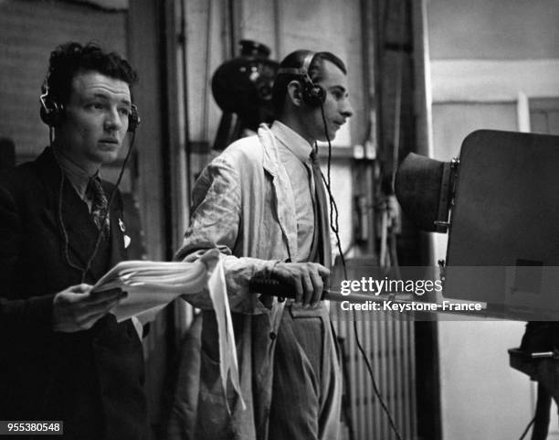 Caméraman et technicien au travail dans les studios de télévision de la BBC à Londres, Royaume-Uni.