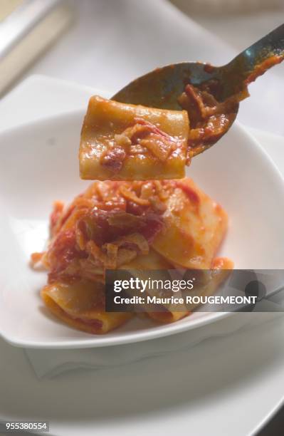 Macaronis épais, avec leur grand trou au milieu - cuisinés all'Amatriciana, avec lard et tomate au pecorino.