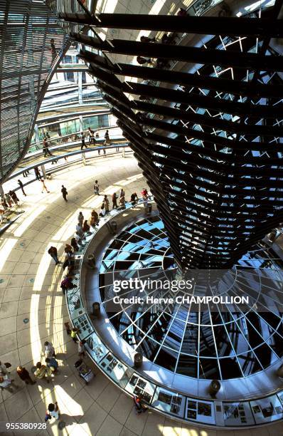 Apres la reunification et la designation de Berlin comme nouvelle capitale, le Reichstag est modernise pour accueillir a nouveau le Parlement de la...