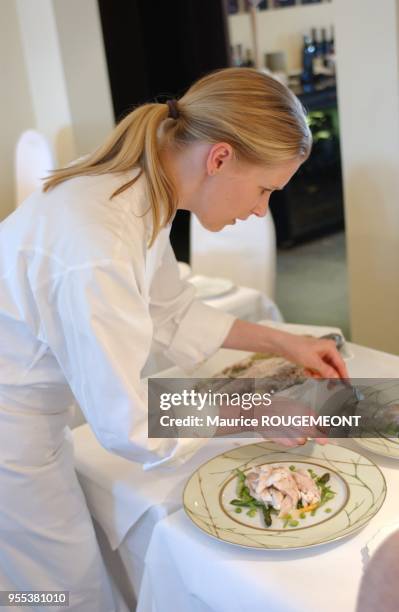 CORNELIA POLETTO VIENT COUPER ELLE-MEME LE POISSON EN SALLE, "POLETTO", HAMBOURG, ALLEMAGNE.