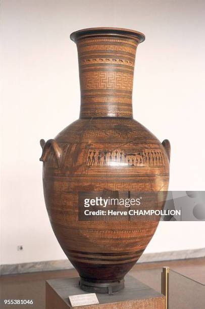 Athens, Archaeological Museum, geometric amphora from the 8th century Grèce: Athenes, musée archéologique, amphore géométrique datant du 8eme siecle.